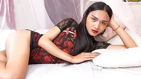 Hotie asian gives a blowjob